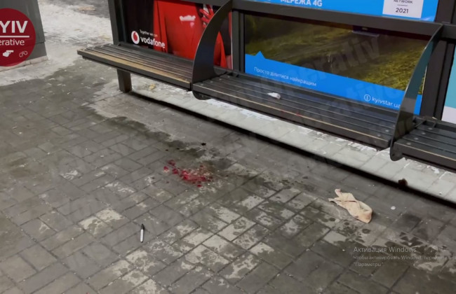 Еле на ногах, зато с бутылкой: в Киеве мужчина побил товарища, медиков, но все же был повержен