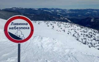 В Карпатах снова снег и метель: туристов предупреждают об опасности лавин