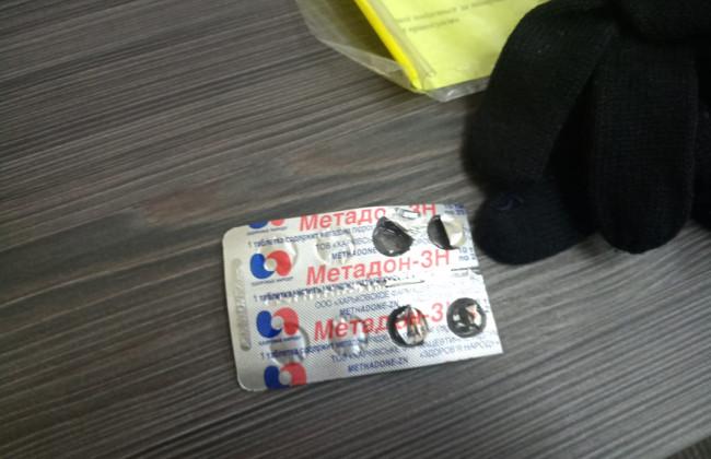 У Білій Церкві чоловік намагався пронести до суду наркотики: фото