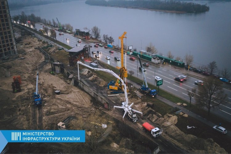 В Киеве достраивают Дарницкий мост