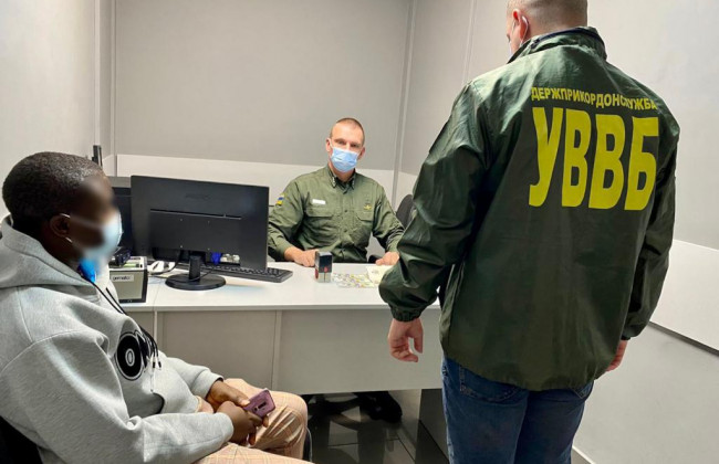 Іноземний «студент» за 300 доларів намагався купити пропуск в Україну