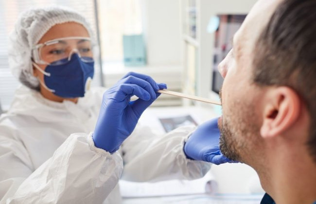 Пациентам с коронавирусом будут делать два теста: ищут «Омикрон» или «Дельту»