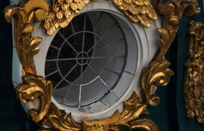 В Киеве сильный ветер выбил окно в куполе Андреевской церкви: фото