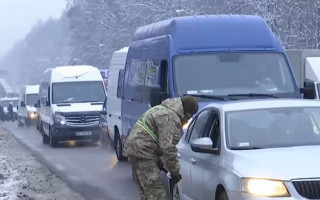 На польско-украинской границе образовались пробки: люди стоят в очереди шесть-семь часов