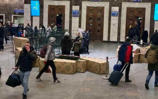 На киевском вокзале после обысков нашлась елка: фото