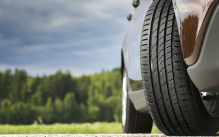 Почему водителям нужно менять покрышки местами при сезонной смене колес