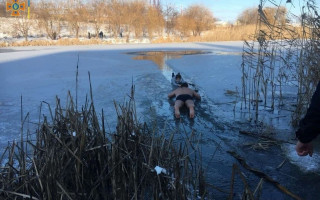 В Кропивницком мужчина спас девочку, которая провалилась под лед