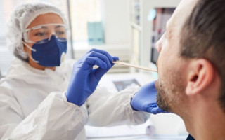 Пациентам с коронавирусом будут делать два теста: ищут «Омикрон» или «Дельту»