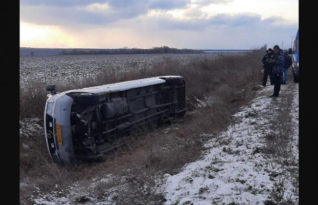 Под Запорожьем перевернулся автобус с 20 детьми-спортсменами: подробности ДТП