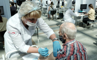 В Словакии к праздникам пенсионерам выплатят 300 евро за вакцинацию