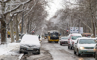 Одессу засыпает снегом: движение транспорта затруднено