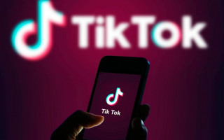Работа травмирует психику: модератор TikTok подает в суд на начальство
