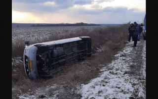 Под Запорожьем перевернулся автобус с 20 детьми-спортсменами: подробности ДТП
