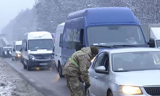 На польско-украинской границе образовались пробки: люди стоят в очереди шесть-семь часов