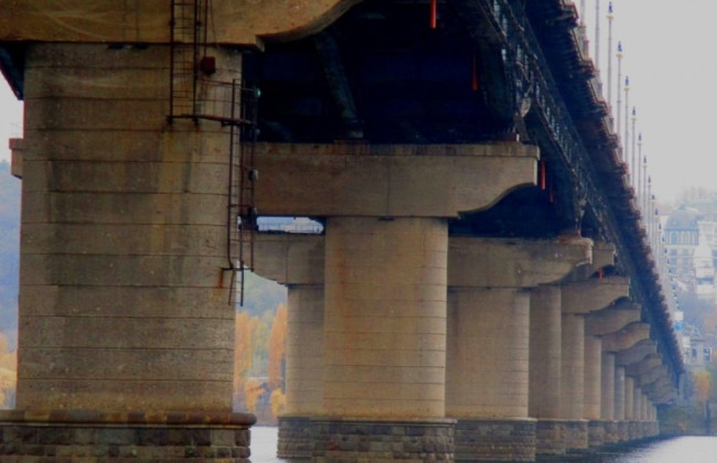 В Киеве на мосту Патона ищут взрывчатку: подробности