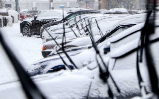 Почему нельзя поднимать стеклоочистители автомобиля на ночь