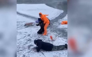 В Киеве женщина провалилась под лед во время катания на коньках