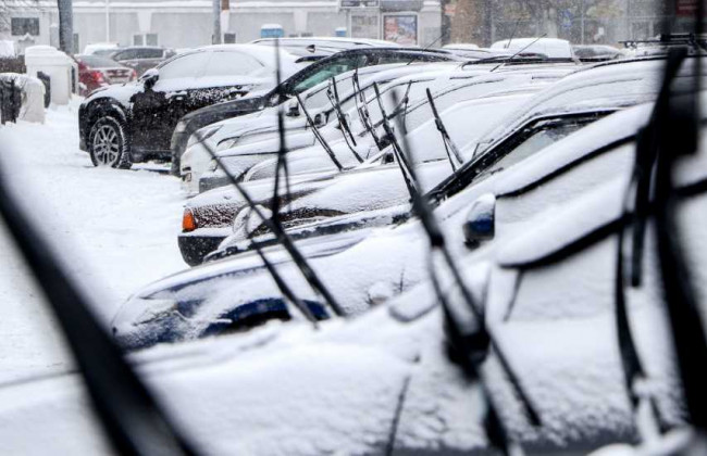 Почему нельзя поднимать стеклоочистители автомобиля на ночь