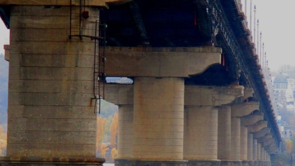 В Киеве на мосту Патона ищут взрывчатку: подробности
