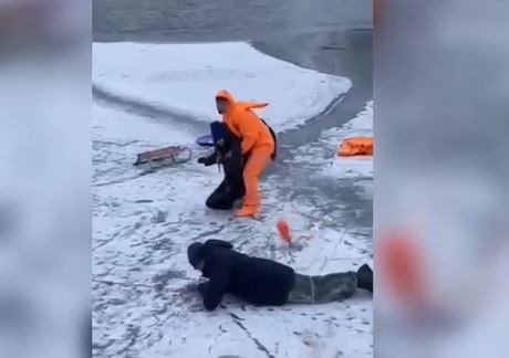 В Киеве женщина провалилась под лед во время катания на коньках