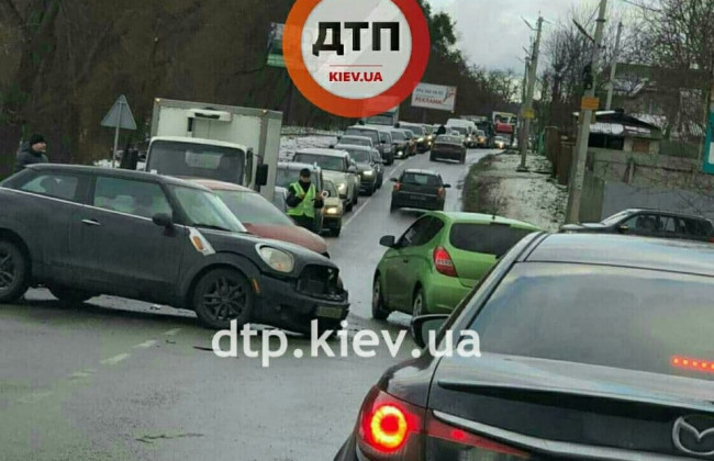 Лобовое ДТП: под Киевом не поделили дорогу две легковушки