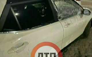 Выбили окно и украли вещи: в Киеве на светофоре ограбили авто