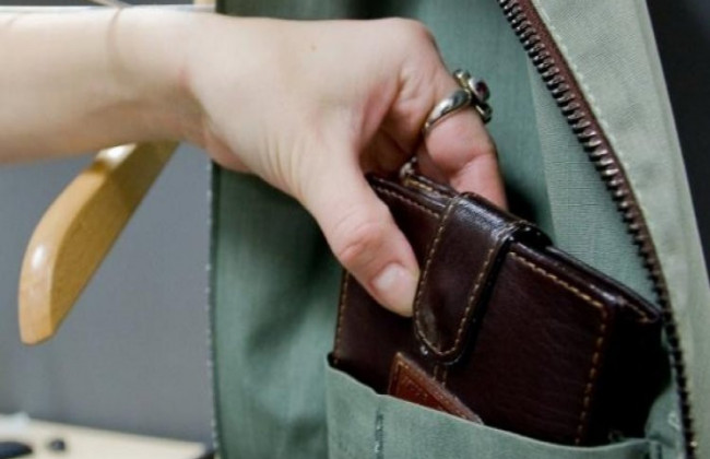 В Киеве банда воровок обчистила иностранца