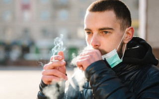 Какие вредные привычки повышают вероятность заразиться коронавирусом: ответ врача