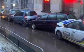 Разбил сразу 4 машины: суд оштрафовал львовского полицейского