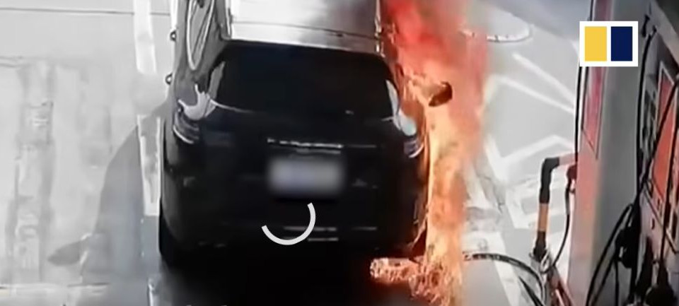 Мужчина поджег Porsche Cayenne во время заправки, видео