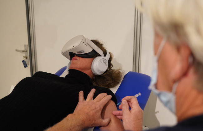 В Нидерландах делают прививки от коронавируса в очках виртуальной реальности
