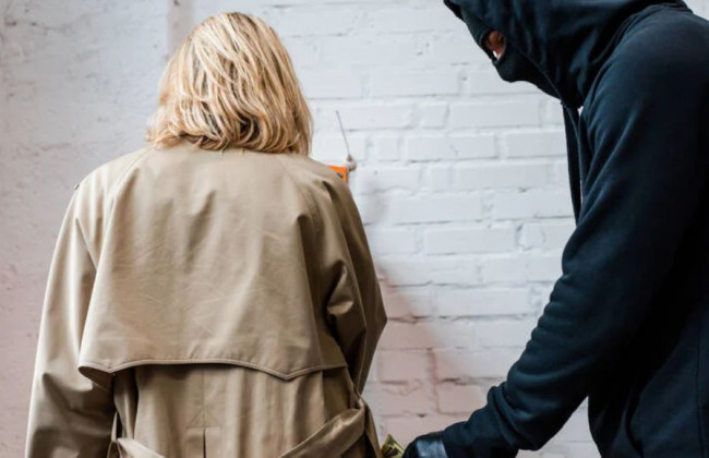 Вытянул iPhone прямо из кармана: в Киеве разыскивают опасного грабителя, видео