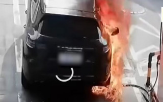 Мужчина поджег Porsche Cayenne во время заправки, видео