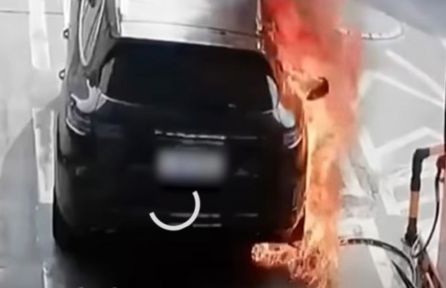 Мужчина поджег Porsche Cayenne во время заправки, видео