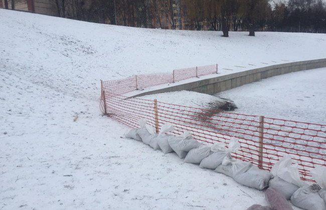 В Киеве в парке «Отрадный» установили сетку над озером