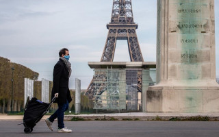 Франция ужесточает карантин на новогодние праздники: что под запретом