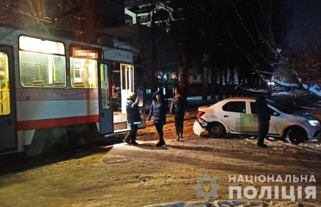 ДТП у Запорожжі: зіткнулися трамвай і таксі