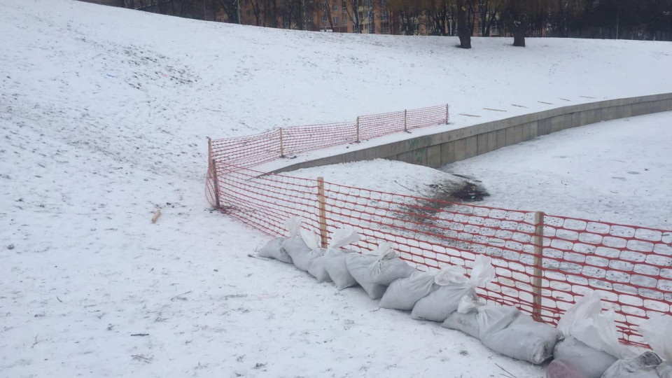В Киеве в парке «Отрадный» установили сетку над озером