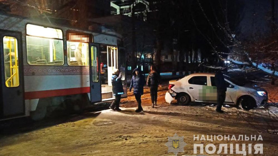 ДТП у Запорожжі: зіткнулися трамвай і таксі