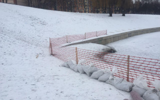 В Киеве в парке «Отрадный» установили сетку над озером