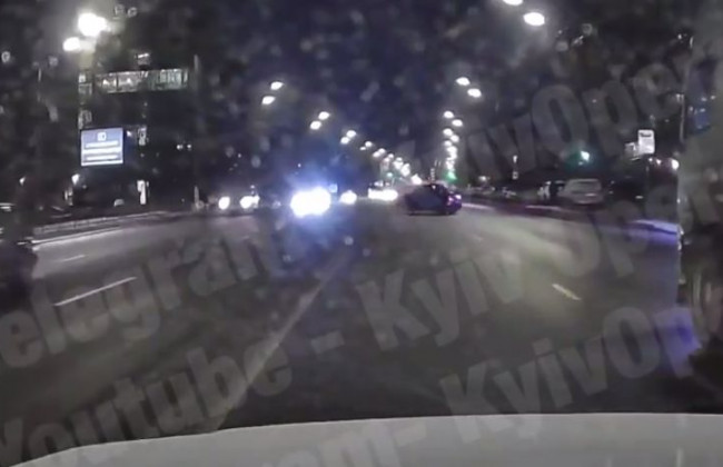 Легковушка вылетела на встречку: появилось видео серьезного ДТП в Киеве