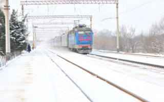 Из-за непогоды произошли сбои в работе поездов: курсируют с задержкой