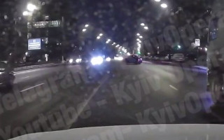 Легковушка вылетела на встречку: появилось видео серьезного ДТП в Киеве