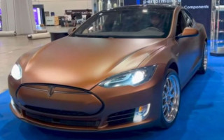 На Tesla Model S поставили бензиновый двигатель от Chevrolet Camaro, видео