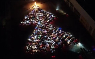 В Киеве засветилась новогодняя елка из машин: видео