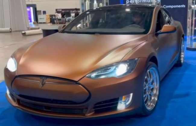 На Tesla Model S поставили бензиновый двигатель от Chevrolet Camaro, видео