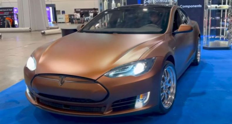 На Tesla Model S поставили бензиновый двигатель от Chevrolet Camaro, видео