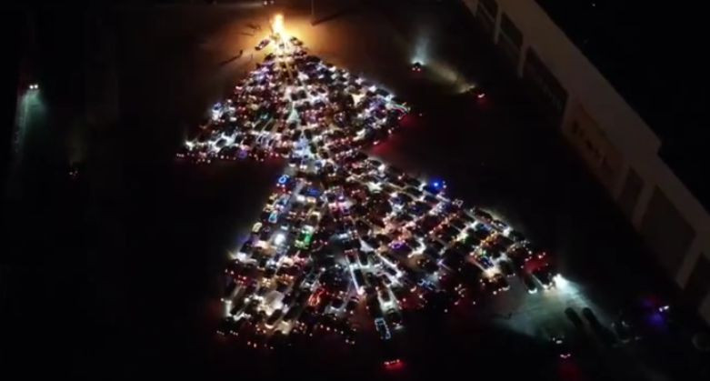В Киеве засветилась новогодняя елка из машин: видео