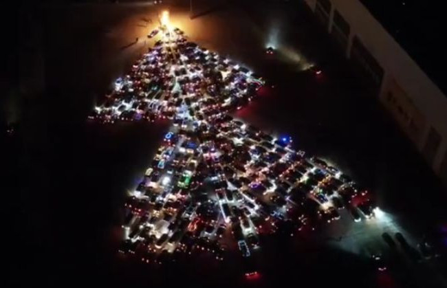 В Киеве засветилась новогодняя елка из машин: видео