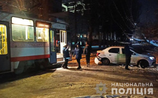 ДТП у Запорожжі: зіткнулися трамвай і таксі